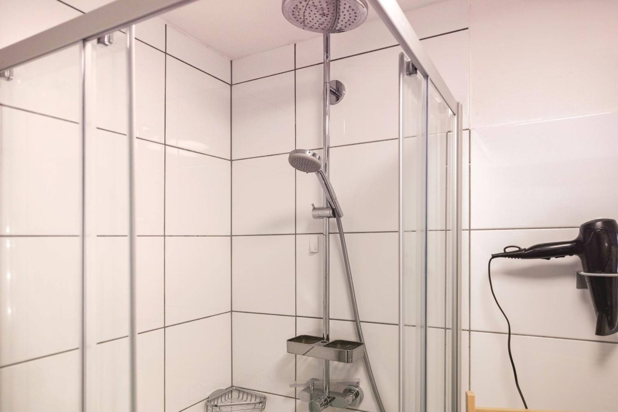 Hochwertig - Ruhig - Parkplatz - 15 Min Zur Messe Apartment Dusseldorf Bagian luar foto