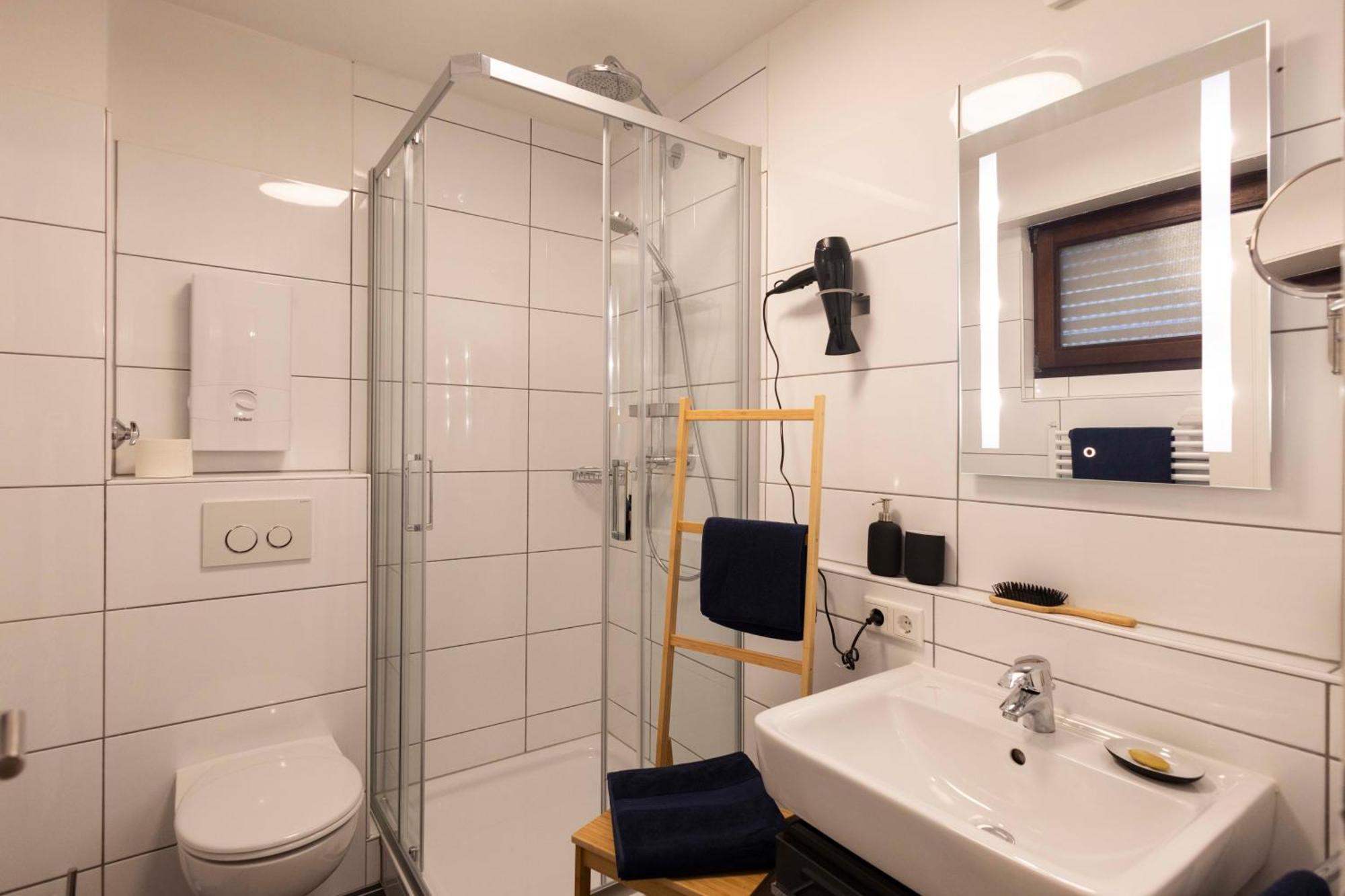 Hochwertig - Ruhig - Parkplatz - 15 Min Zur Messe Apartment Dusseldorf Bagian luar foto